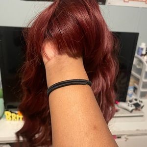 Wine red shortish wig. Comes with bangs. Wig cap included